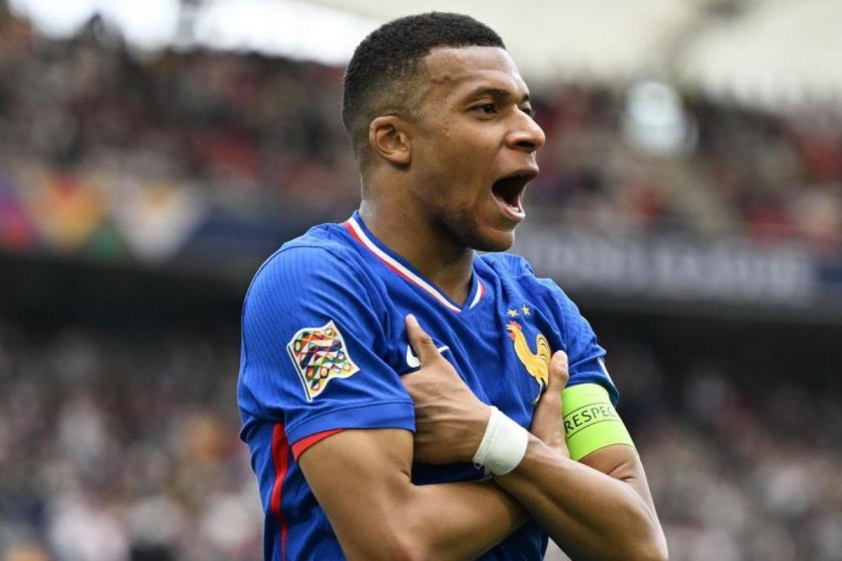 Mbappe ăn mừng bàn thắng thứ 50 cho đội tuyển Pháp (Ảnh: UEFA).