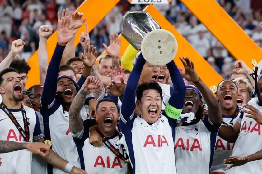 Ange Postecoglou đã giúp Tottenham Hotspurs giành danh hiệu đầu tiên sau 17 năm.