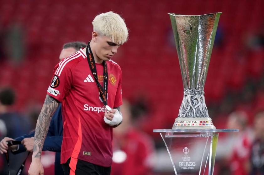 Garnacho bị HLV Ruben Amorim đẩy lên ghế dự bị ở trận chung kết để nhường chỗ cho Mason Mount và chỉ được tung vào sân từ phút 71.