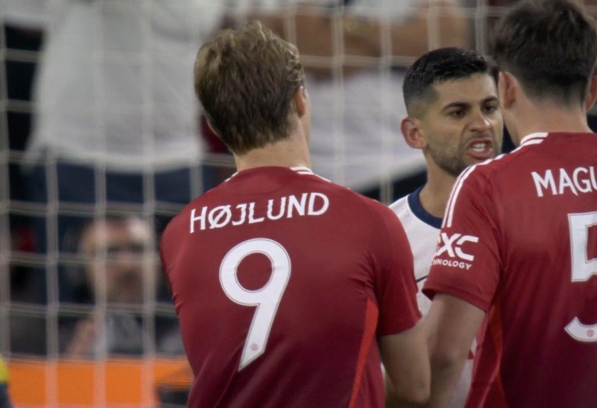 2 trung vệ va chạm không chỉ trong sân mà còn ngoài trận đấu (nguồn ảnh Twitter)